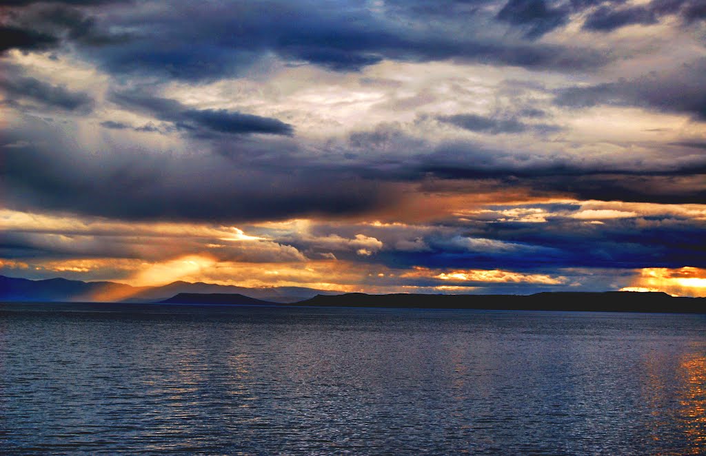 Амурский залив. Облачное небо на закате. Amursky Bay. Cloudy sky at sunset. by Veniamin Manuylov