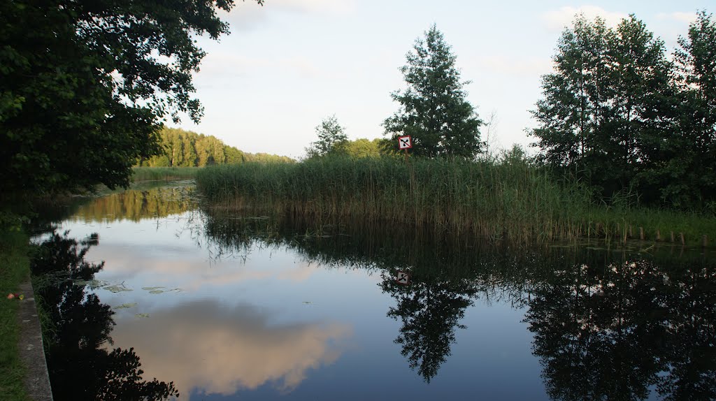 Sapina przed śluzą by Artur Smaga