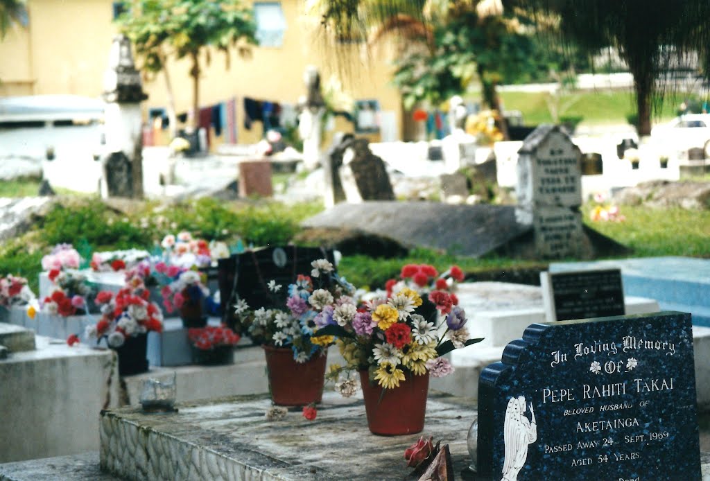 Cimitero di Avarua by Paolo Motta