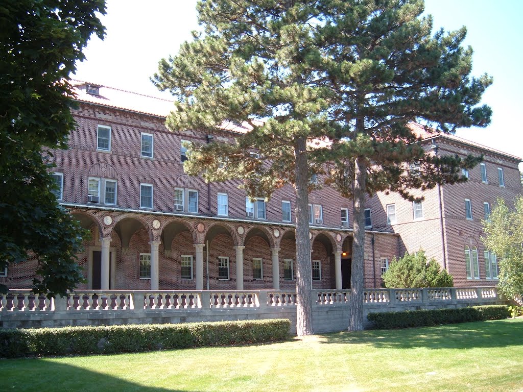 Aug 2004 - Roseville, Minnesota. Main building at Northwestern College. by BRIAN ZINNEL