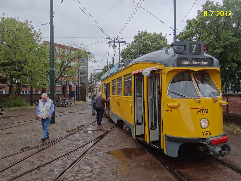 2221 08-07-12 Privébezoek SHTM & Blauwe Tram 1 Den Haag Remise De PCC 1165 gaat eigen rit rijden by paklos