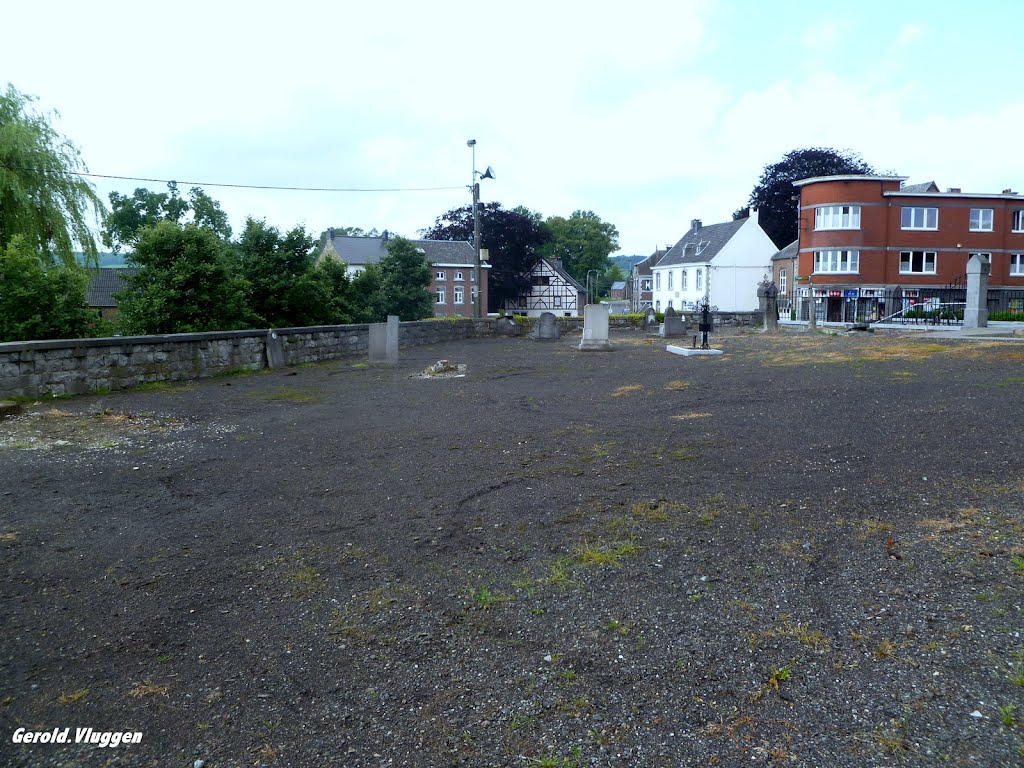 Kerkhof bij de Kerk bijna alle ouwe graven weg. Juli. 2012 by Gerold Vluggen