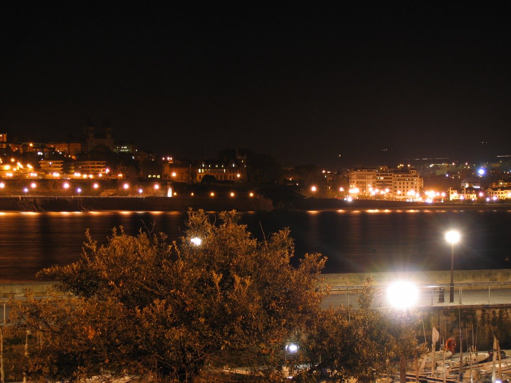 Puerto de San Sebastián de noche by Yván R. Ecarri