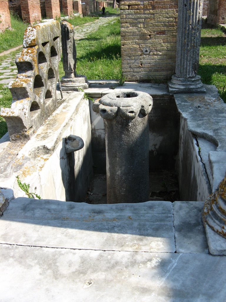 Ostia - Immeuble de la fontaine à la lampe by Laurent Guyard