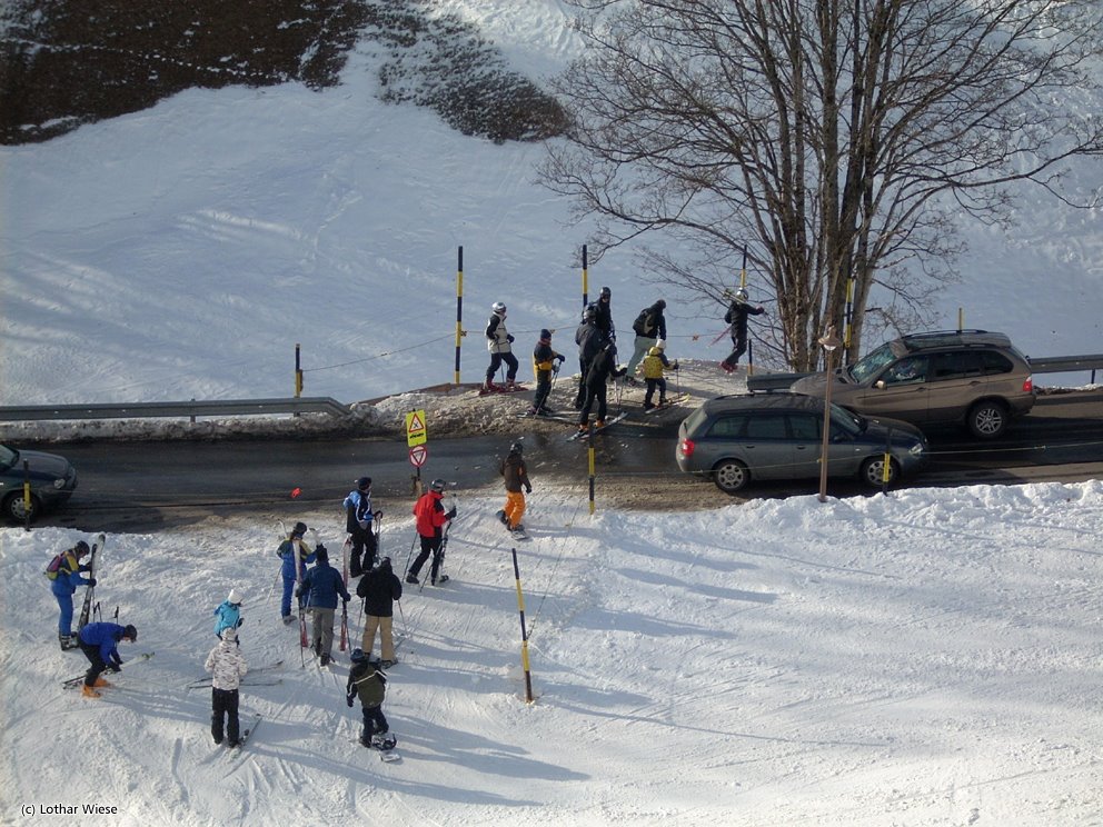 Hasliberg. Horrorpiste 22, mit Autokreuzung. by Lothar Wiese