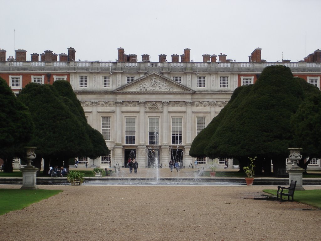 Hampton Court Palace by mhalkiewicz