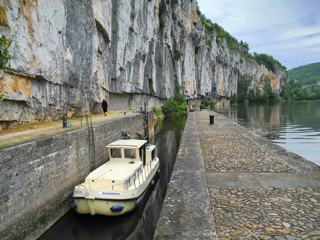 Écluse du Ganil - Vallée du Lot - Croisière sur la rivière du Lot (Bouzies -- Larnagol -- Saint-Cirq-Lapopie), France by Canalous Guidemar