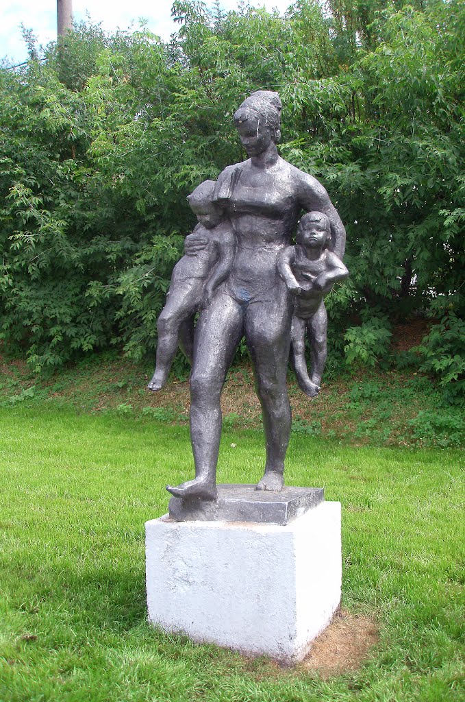 Soviet statue of a woman with children in the Gorky Park by IPAAT