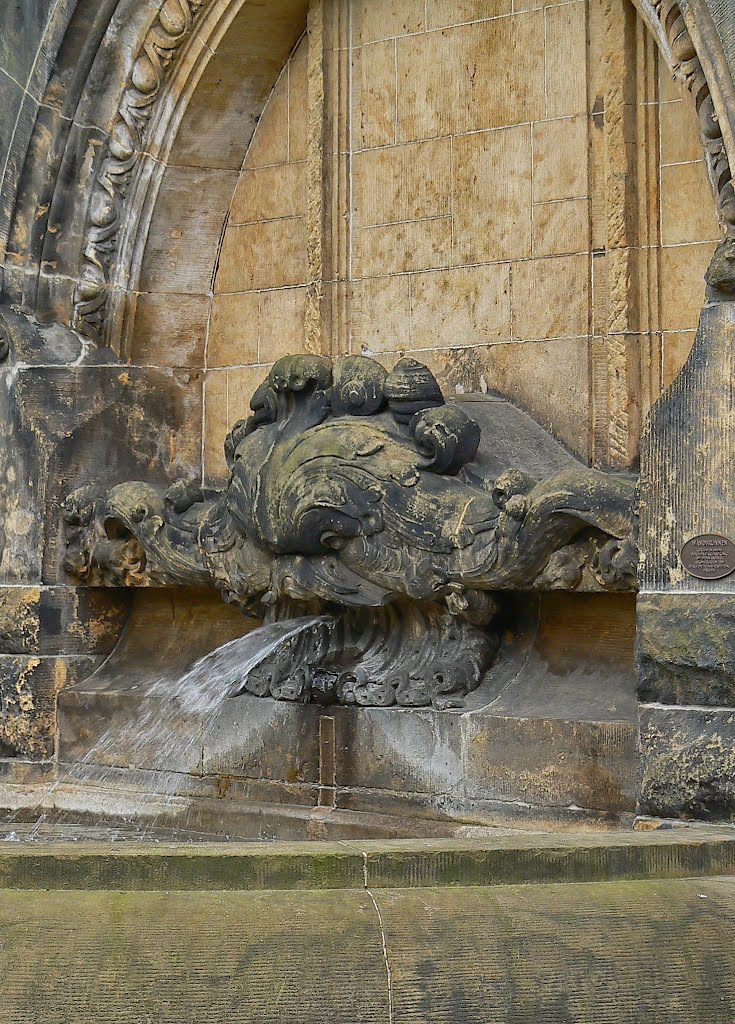 Radebeul (SN) - Detail des Wandbrunnen an der Norseite des Lößnitzgymnasiums by Thomas Eichler