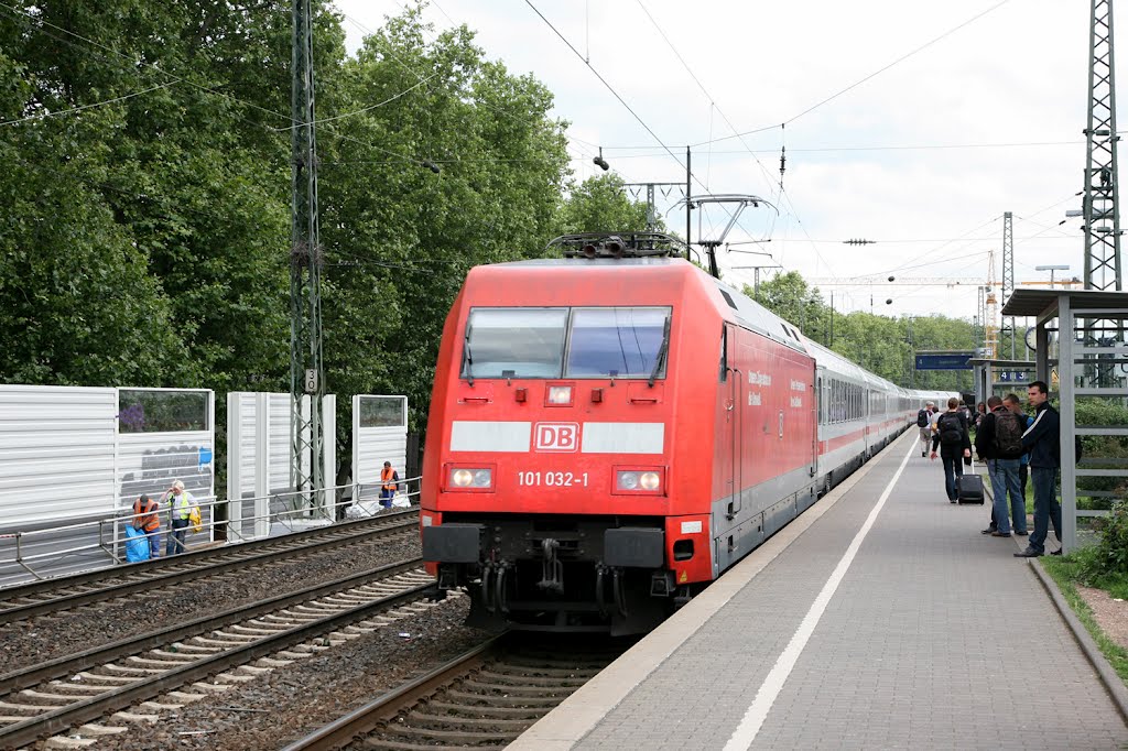 101 032 on train IC2026, 13:44 Frankfurt to Hamburg Altona at Koln Sud at 16:04 on 11/7/2012. by MickB.