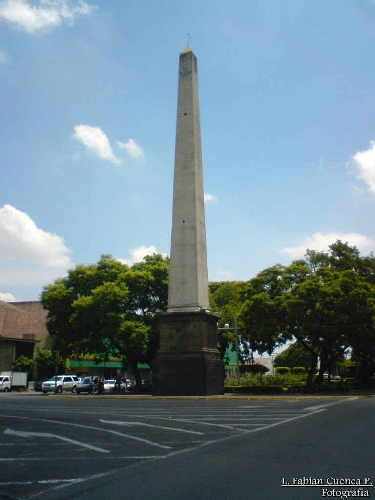 Obelisco Avenida Mexico by Fabian Cuenca