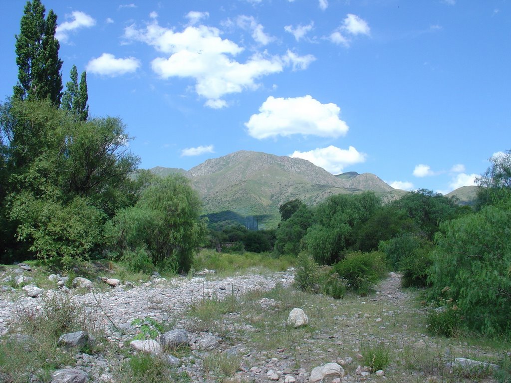 Cerro Uritorco - Desde el Río by m-g-c