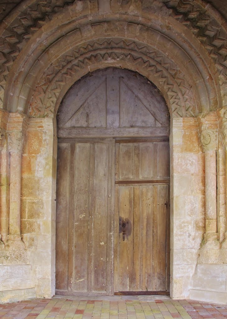 Portail de L'église St Médart de Champaissant - St Cosme en Vairais by zambetti salvatore