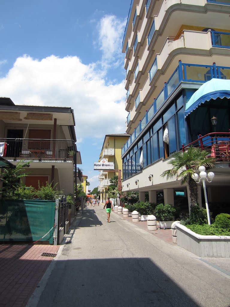 Street near Brioni Mare Hotel by Ordzo