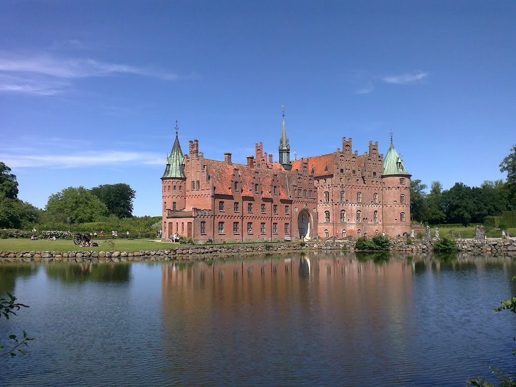 Gatehouse and the main castle building by i.bulyha