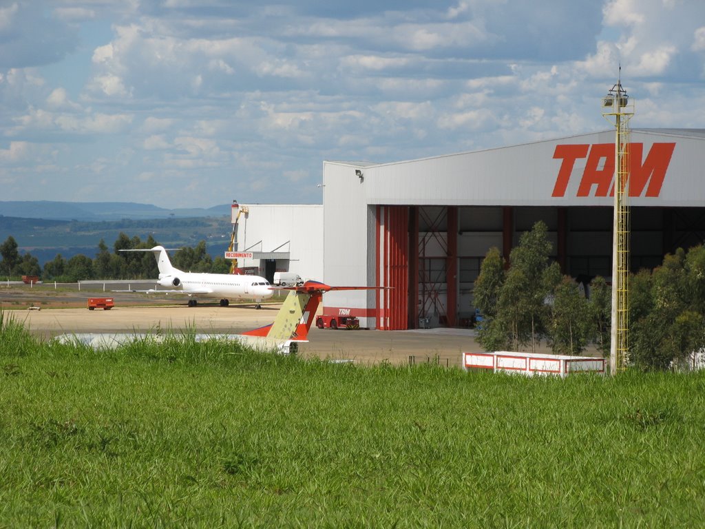 JJ 100 (2) - Área de manutenção/TAM, São Carlos (QSC), SP, Brasil. by André Bonacin