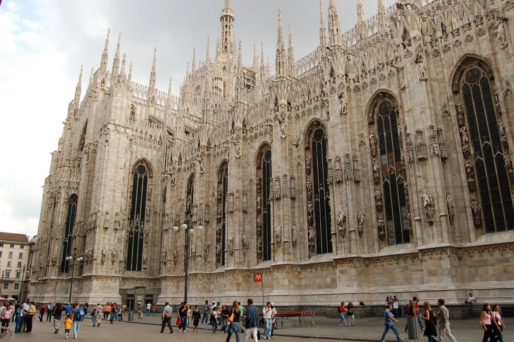 Cerchia dei navigli, Milano, Italy by robert forestal