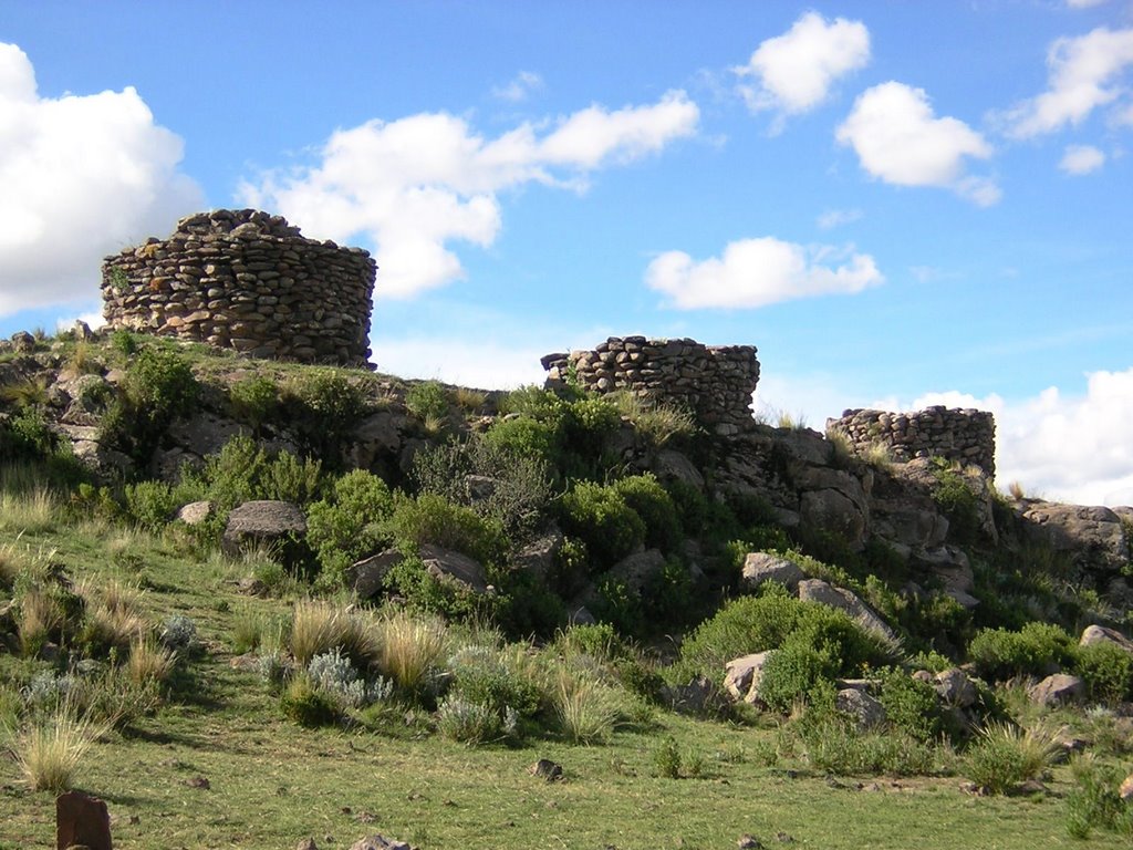 Sillustani - torri funerarie by maresa maremagna