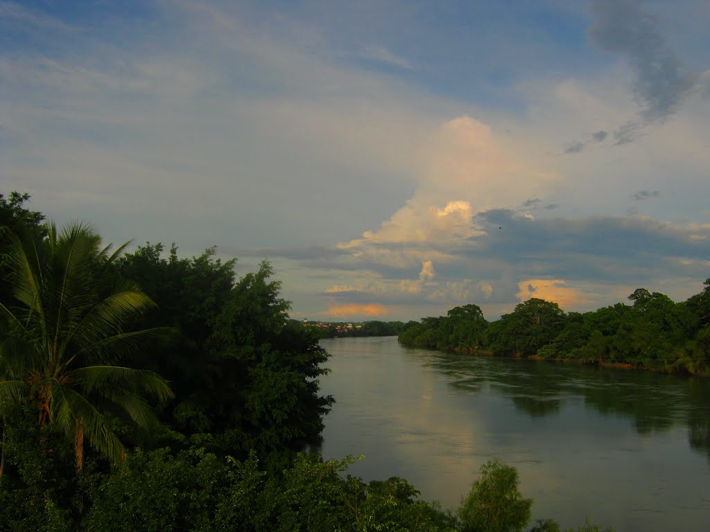 El Río Papaloapan por las tardes, Tormentas se forman en la lejanía by waldwind