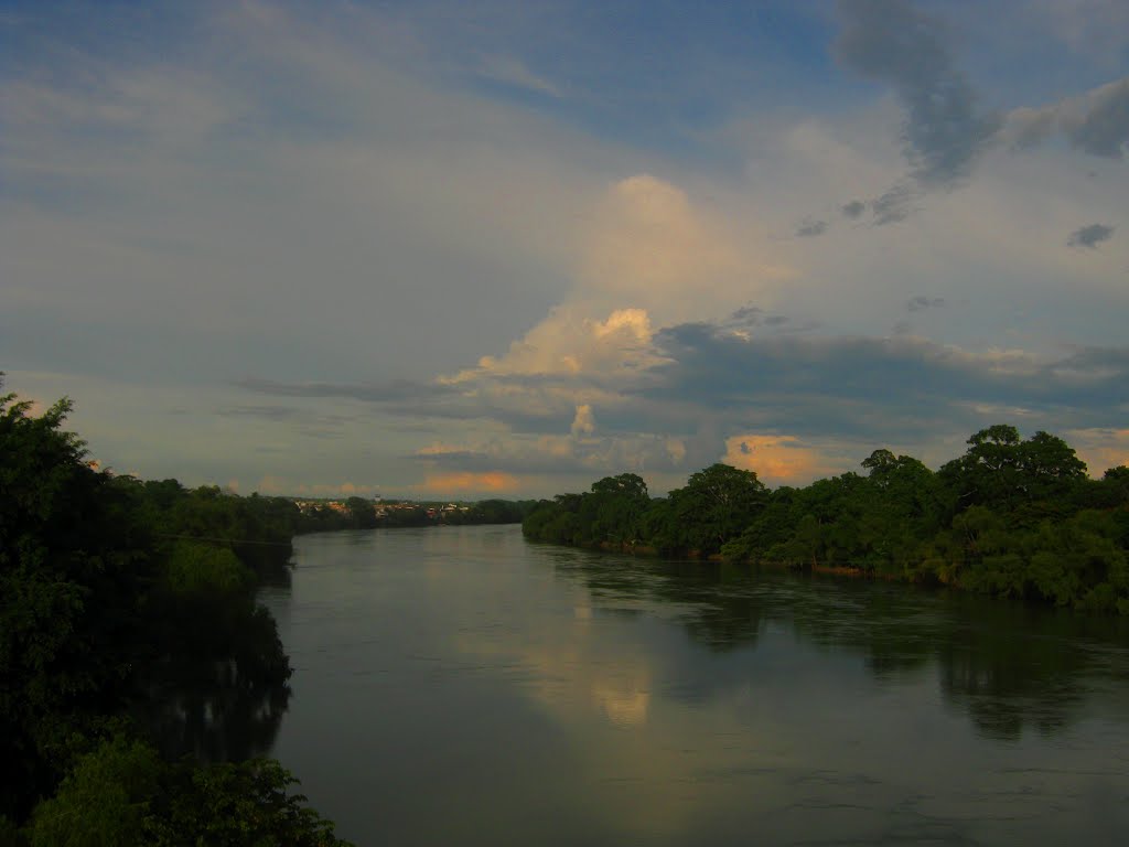 Tranquilo fluyen las aguas del Río Papaloapan, en la distancia se levanta una tormenta by waldwind