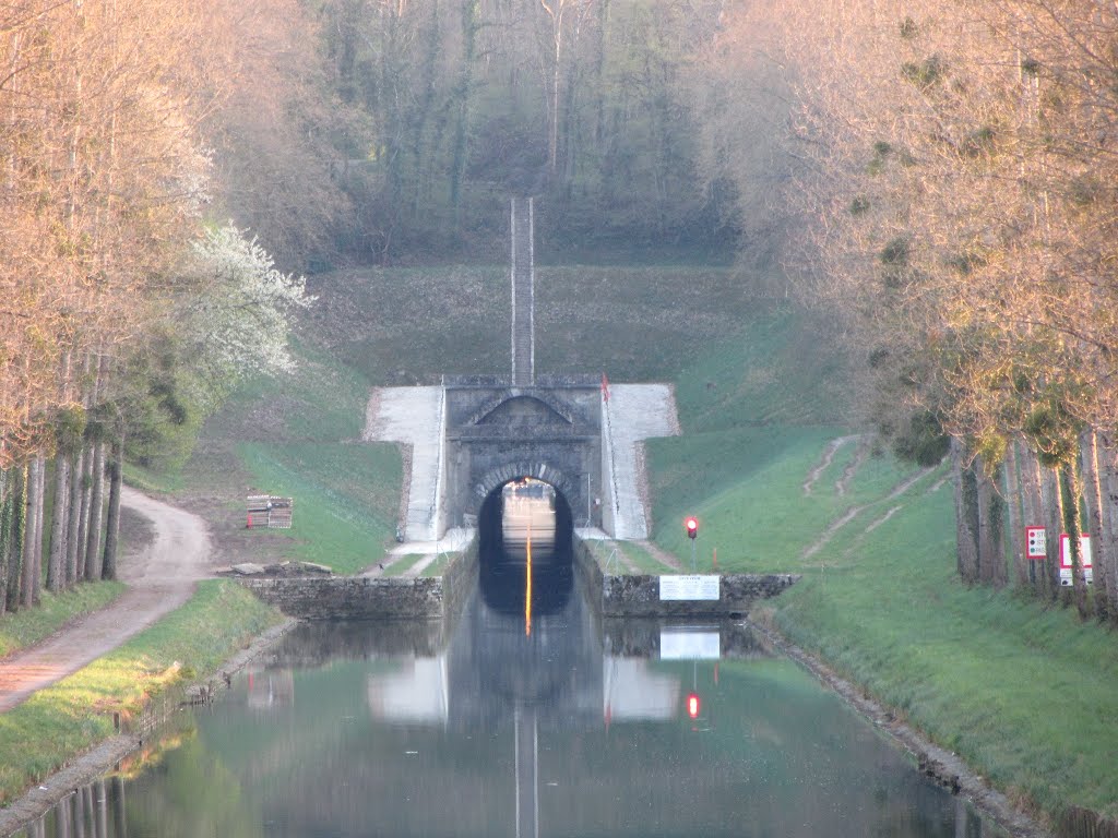 Tunnel Einfahrt by MH75