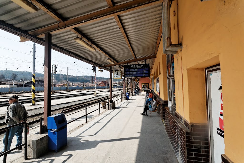 Vsetín - Nádražní - Železniční stanice / Train Station - View WNW by txllxt