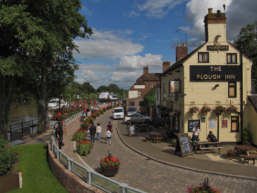 New flood defences at Upton-upon-Severn, Worcestershire by oldchippy