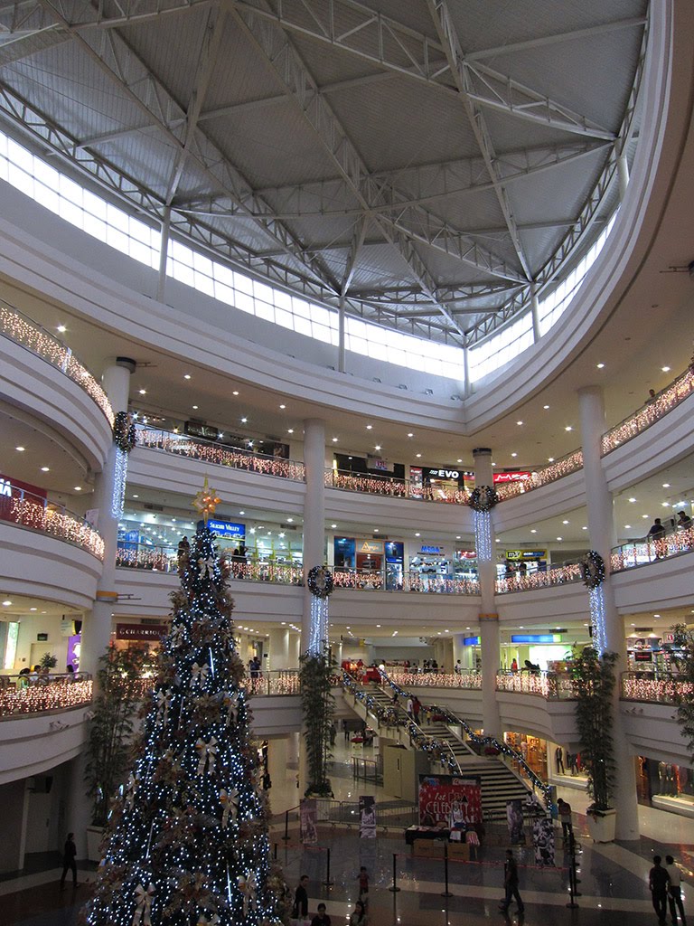 Robinsons Place Manila - Christmas 2011 by orangedroplet