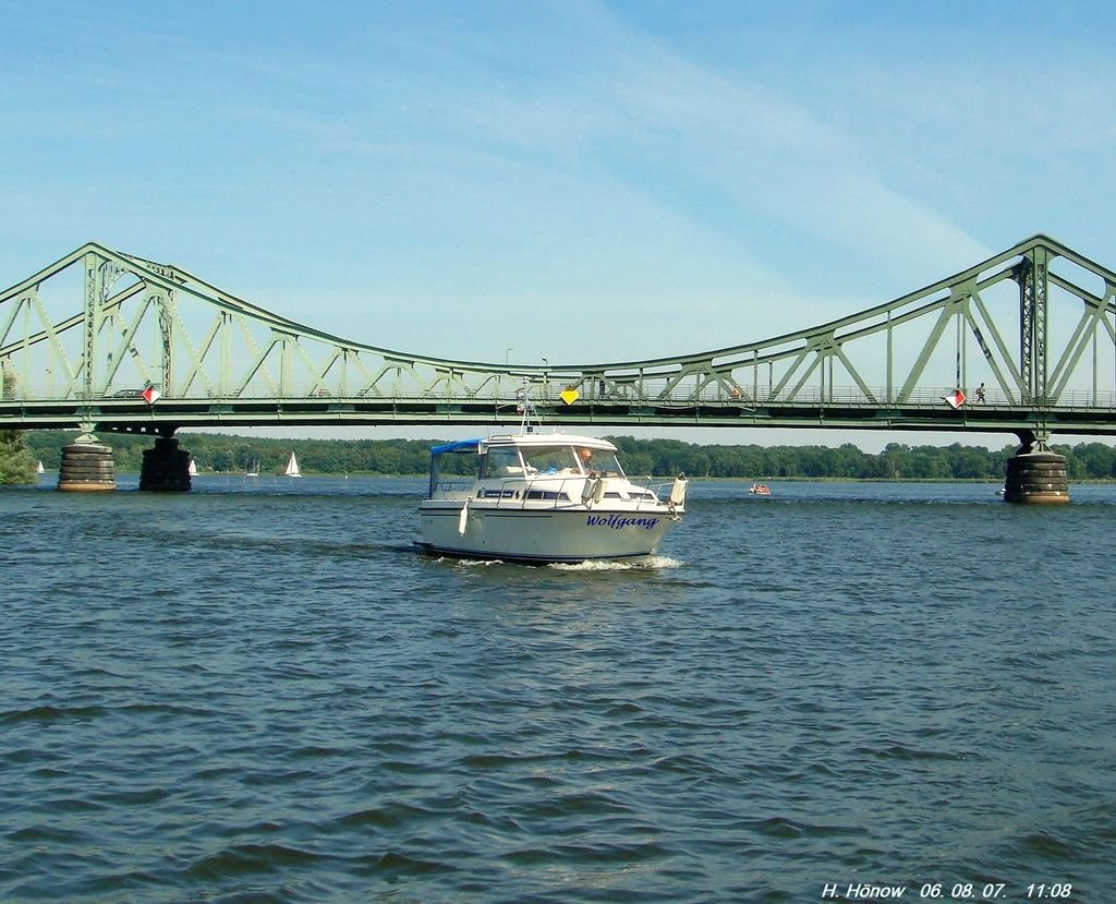 Wolfgang M. hat die Glienicker Brücke unterquert und fährt zum Stölpchensee. by H. Hönow