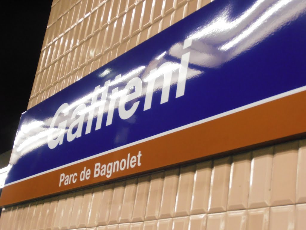 Pencarte avec inscrit le nom de la station de métro parisien "Galliéni". by Divio