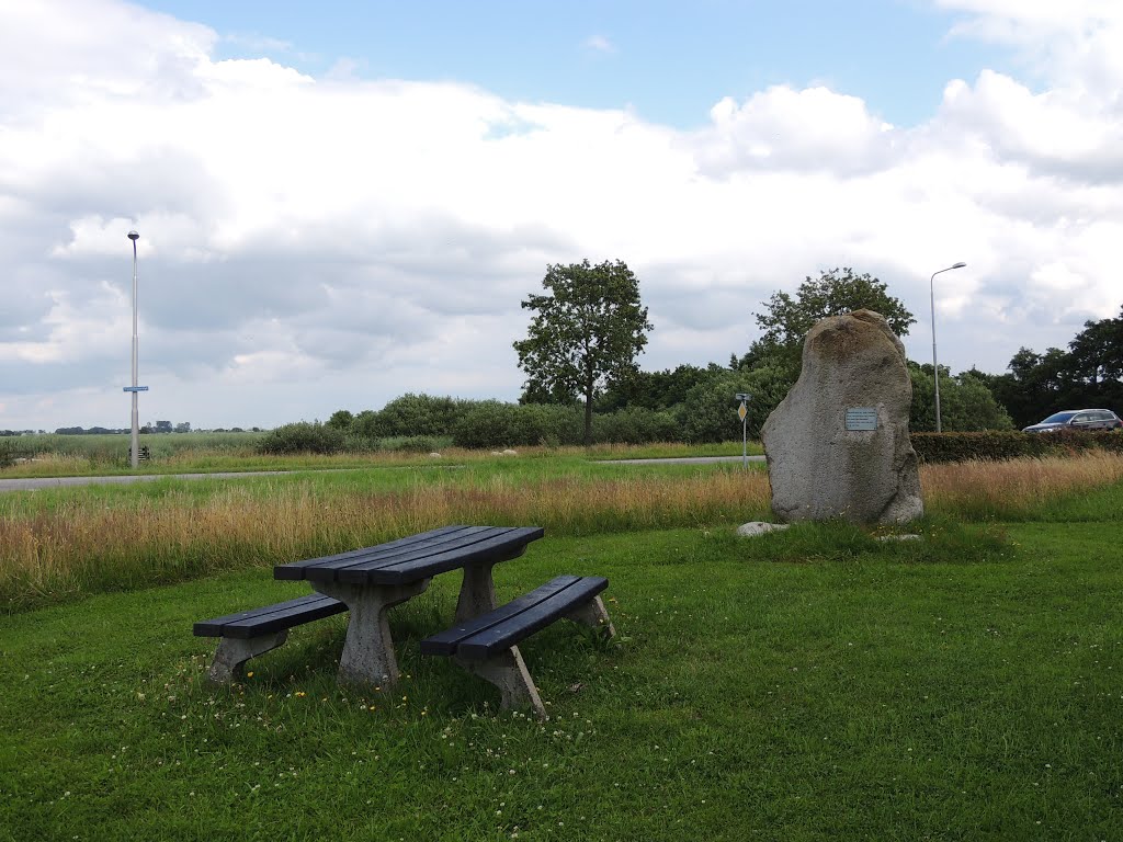 Giekerk. Bankje om uit te rusten. (BB) by Bayke de Vries