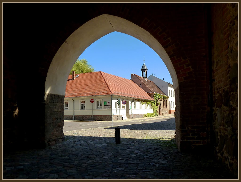 Gransee, Blick durch das Ruppiner Tor zum Heilig Geist Hospital (1315) mit der Kapelle St. Spiritus by klaus183