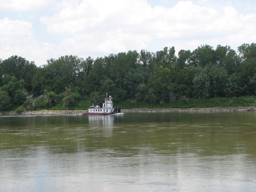 Tug on the Missouri River by visionarytravels