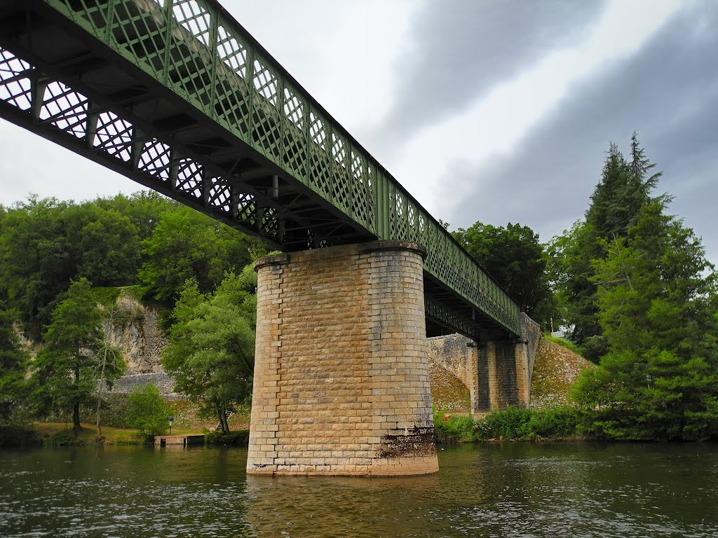 Pont de porte Roques - Croisière sur la rivière du Lot (Bouzies -- Larnagol -- Saint-Cirq-Lapopie), France by Canalous Guidemar