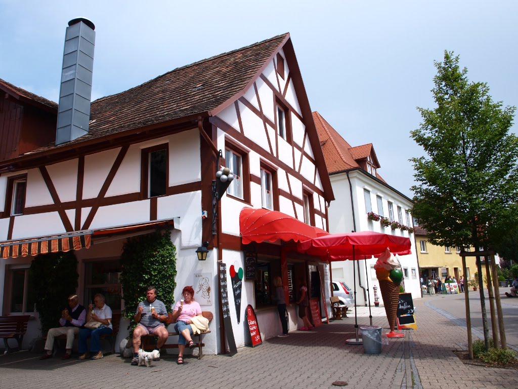 Was darfs sein: Amarenobecher, ein Erdbeer-/Früchtebecher ?? Nee, Walnuß- und Haselnußeis, in der guten Waffel, bitte ! - HAGNAU by ReinhardKlenke