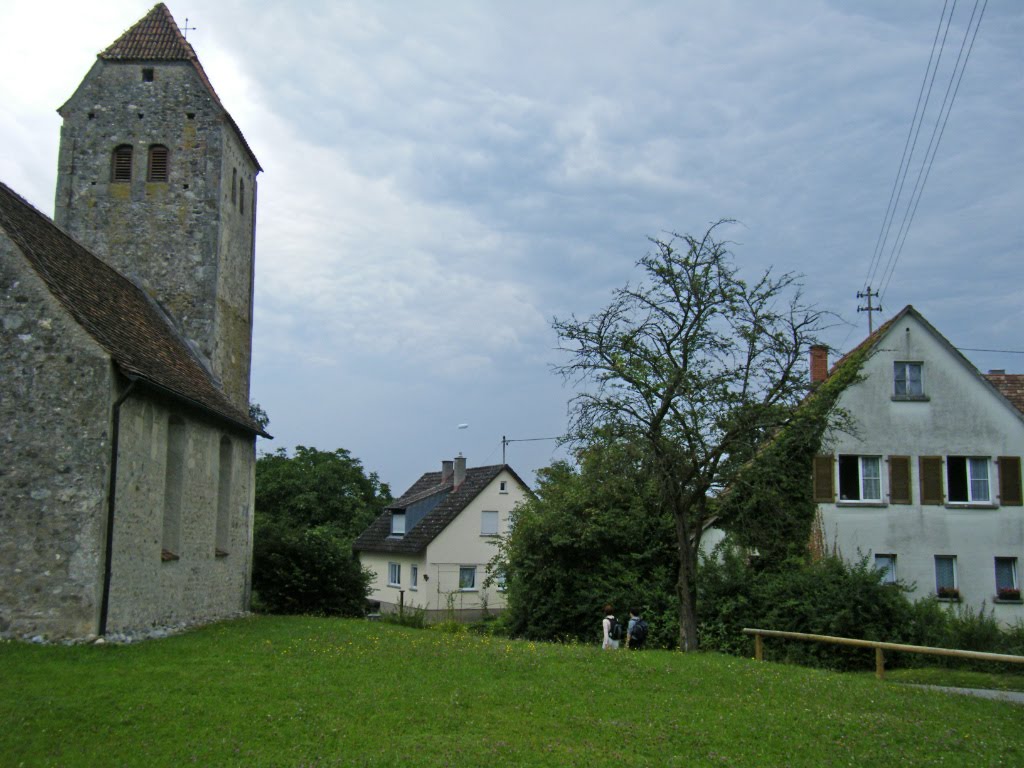 Ehrfürchtig neigt sich St. Oswald zu den Häusern von Frenkenbach by ReinhardKlenke