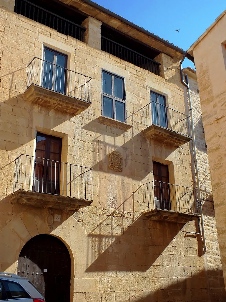 Fachada con blasón, añadido a balcón clausurado. Calaceite. Teruel. by Valentín Enrique