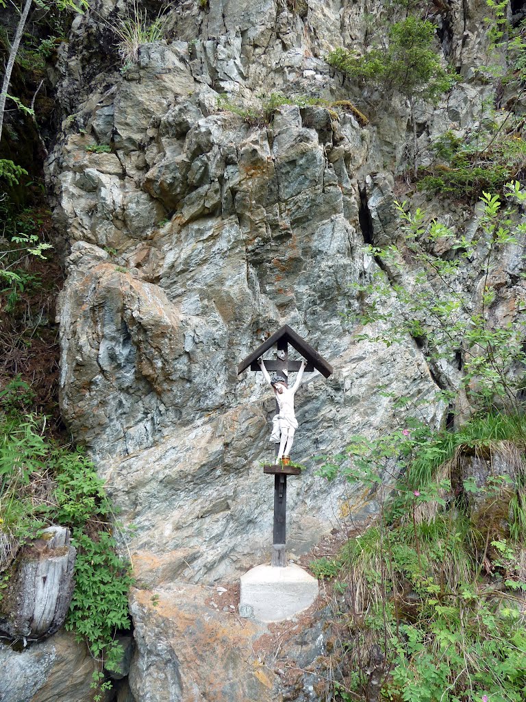 Kreuz an der alten Fahrstraße nach Burgstein by Carmen-Ilona