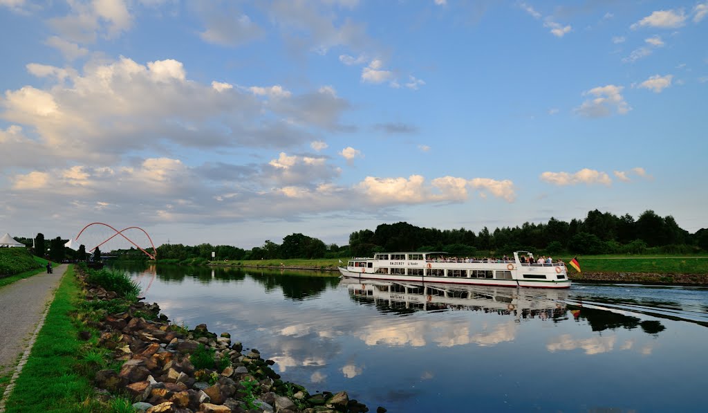 Schiffsverkehr am Nordsternpark by Meister Buchen