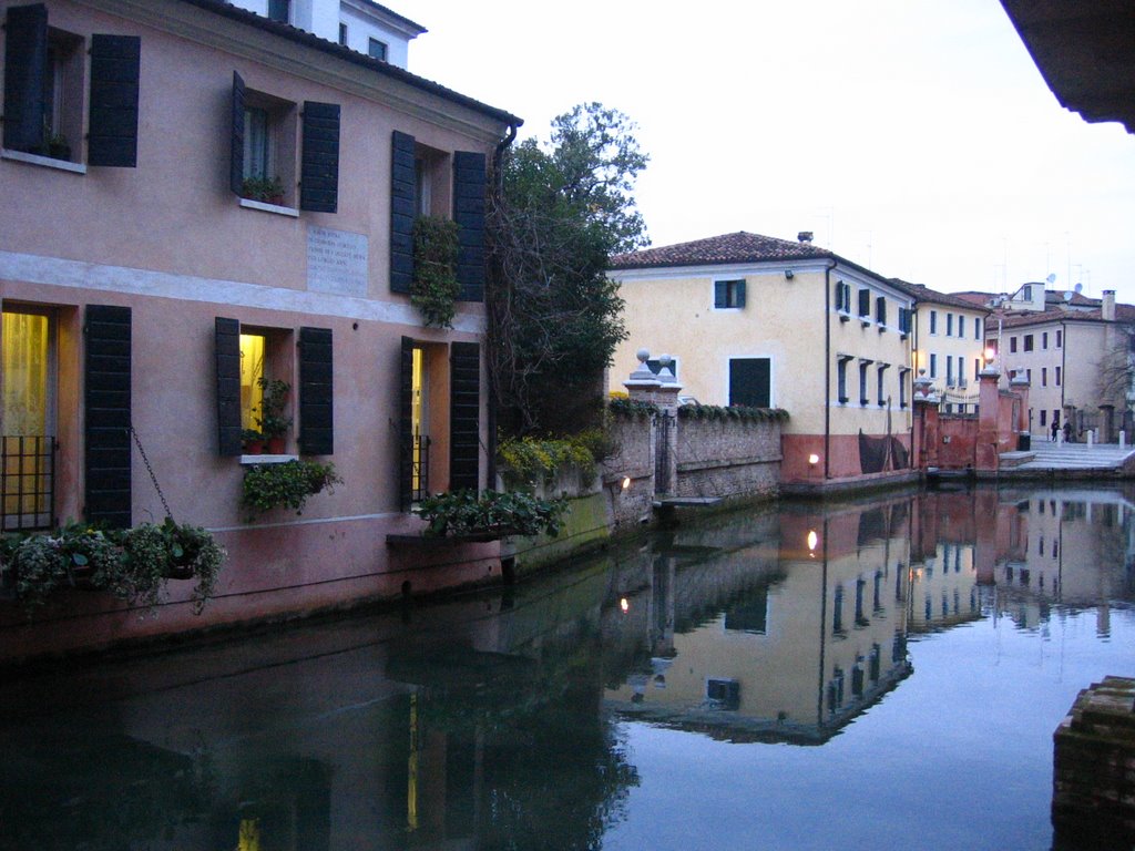 Il canale dei Buranelli, Treviso. by Roberto Donà