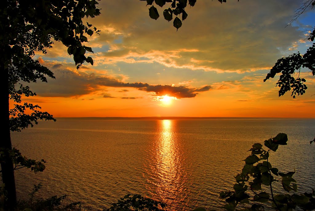 Река Волга. Солнце на закате. Volga River. Sun at sunset. by Veniamin Manuylov