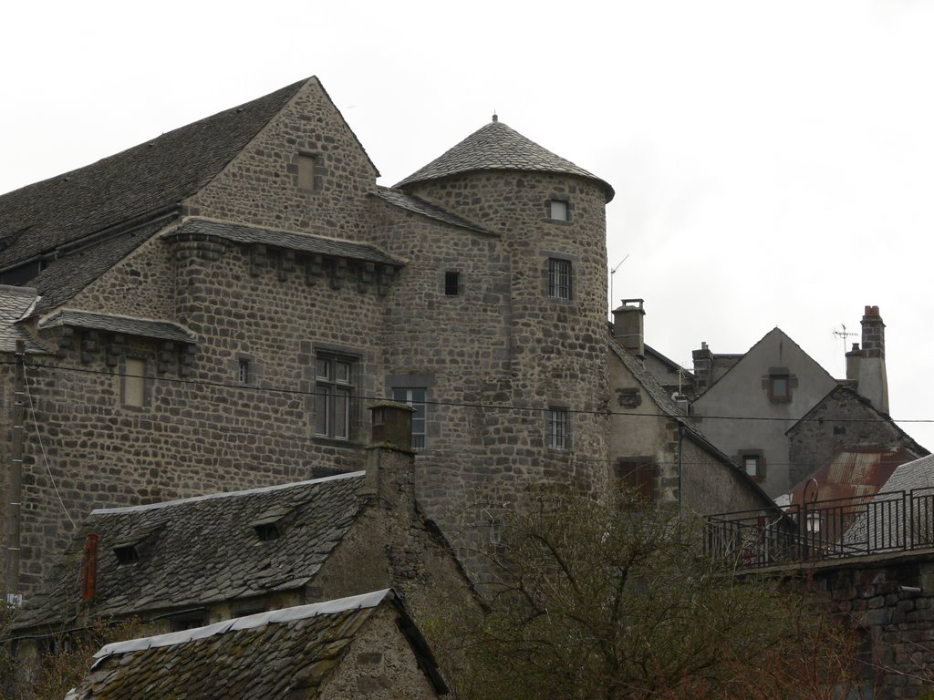 Besse-en-Chandesse (Puy-de-Dôme) by Naru Kenji