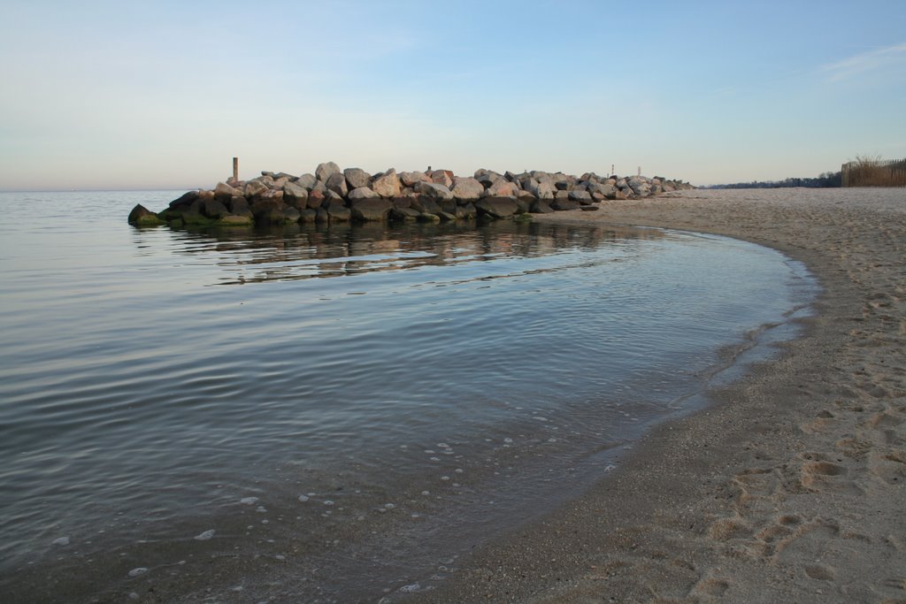 Beach at Yorktown by spcejunk