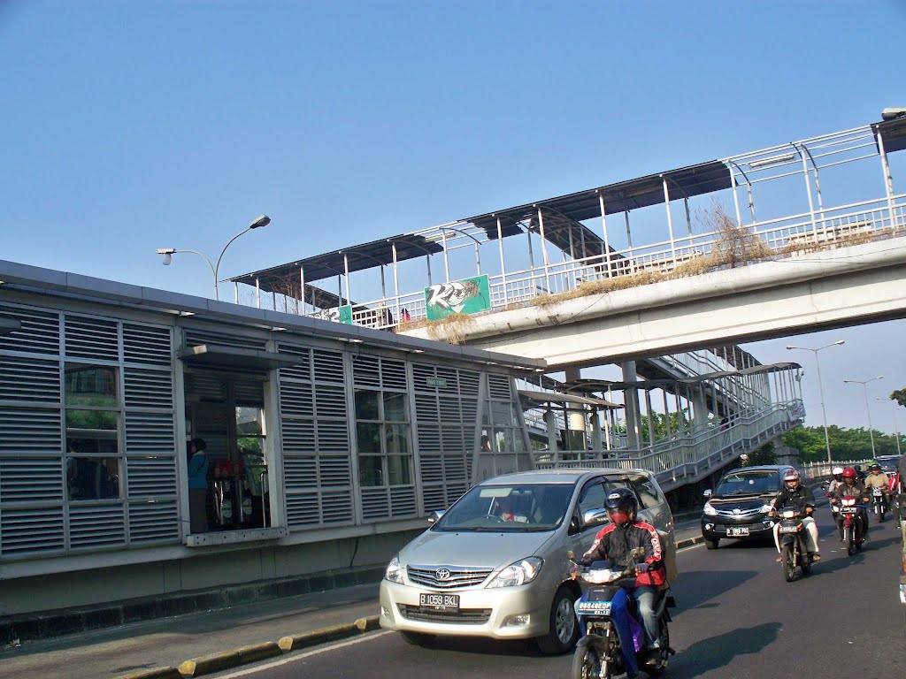 Halte Busway Pasar Rumput by akhmad fauzi manpower