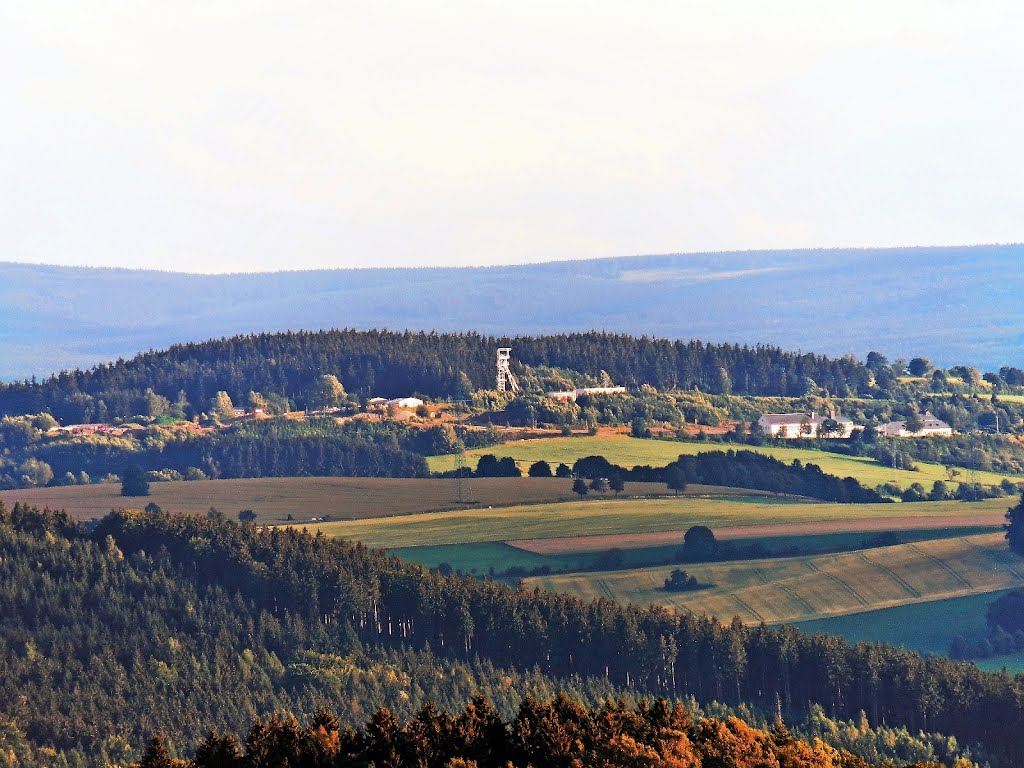 Fernsicht von der Dittersdorfer Höhe zum Sauberg mit Besucherbergwerk bei Ehrenfriederdorf by Rudolf Henkel