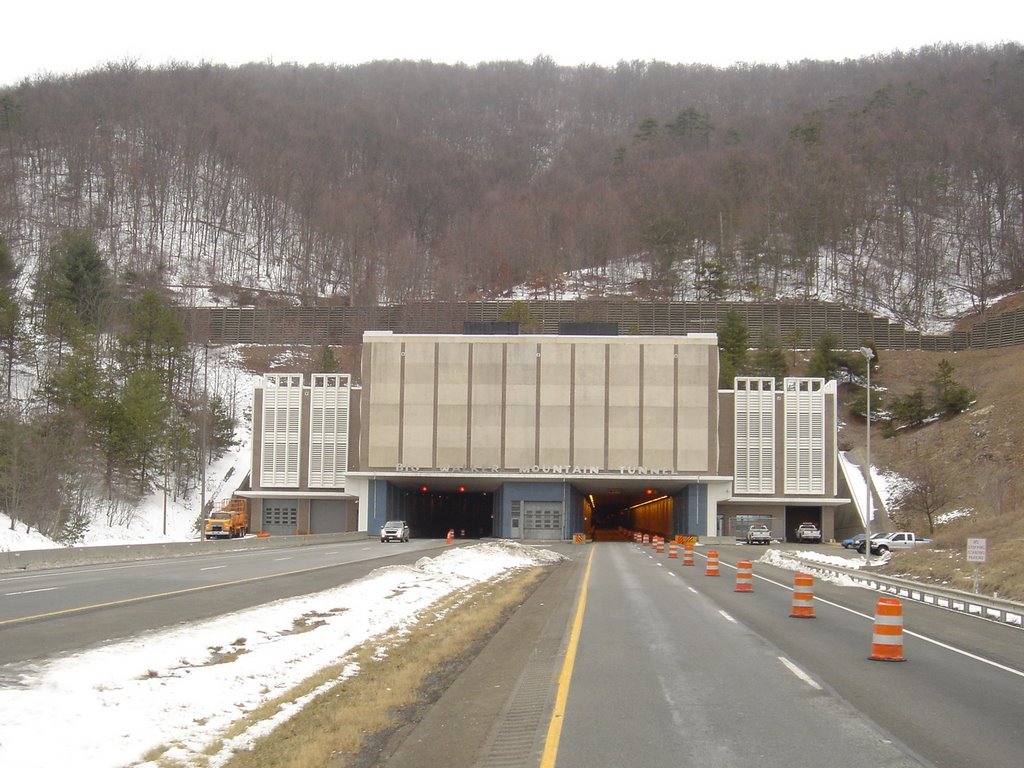 Big walker Mountain tunnel by DieselDucy