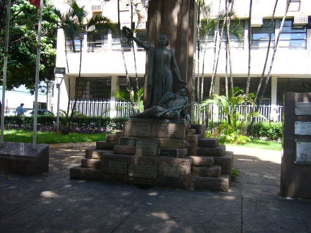 Estátua no Fórum by Jesiel Ternero