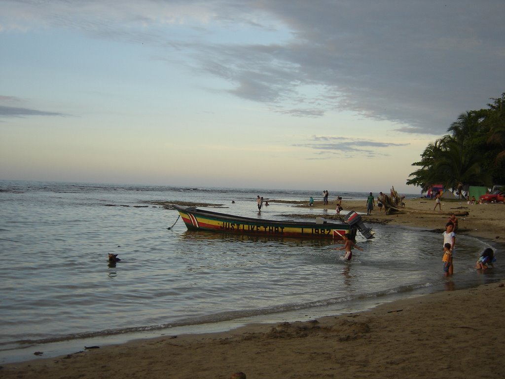 ATARDECER EN PUERTO VIEJO, LIMON by Luis Rojas Bolaños