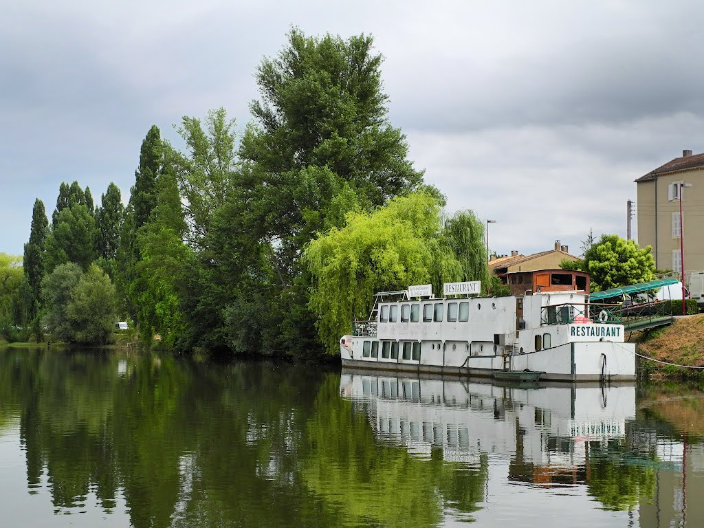 Restaurant sur un bateau, Cahors, Le Lot - Croisière sur la rivière du Lot (Mercués -- Bouziés), France by Canalous Guidemar