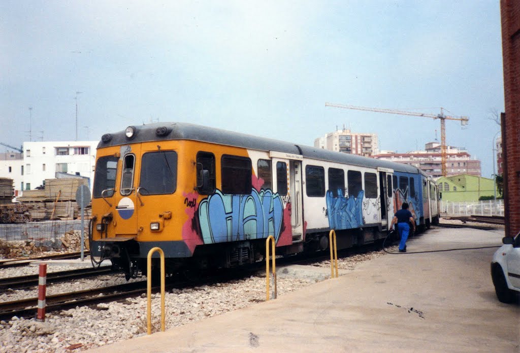 El tren en en la estacion de denia y un señor alado by pintatrenes